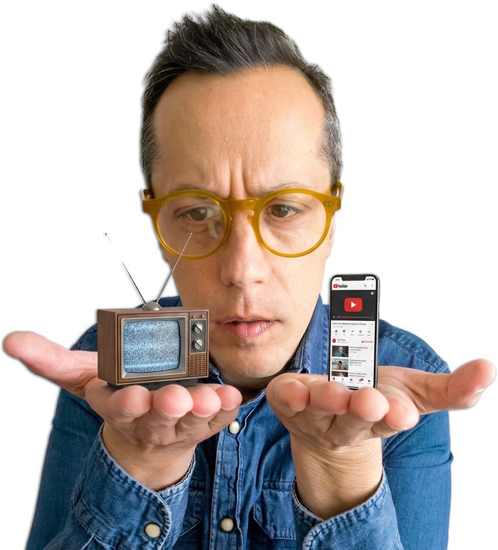 Bernardo Palau con una televisión y un teléfono